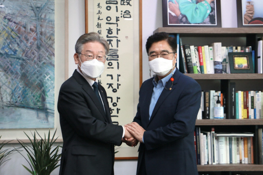 이재명(왼쪽) 경기지사가 14일 오전 국회 의원회관에서 공식 지지 선언을 한 우원식 더불어민주당 의원과 기념촬영을 하고 있다. 이재명 캠프 제공