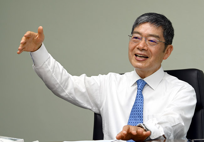 정영록 서울대 국제대학원 교수가 문화일보 본사에서 가진 인터뷰에서 한국의 ‘히키코모리’(일본의 사회적 은둔자) 발생을 막기 위해서는 ‘청년 사회공공 복무 의무제’를 도입할 필요가 있다며 정책 제안 취지를 설명하고 있다.  김호웅 기자