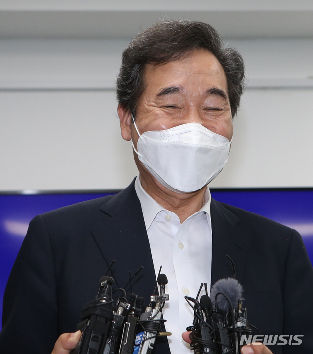 [춘천=뉴시스] 14일 오후 이낙연 더불어민주당 대선 경선 후보가 강원도 춘천시 일자리재단에서 가진 브리핑에서 밝은 표정을 짓고 있다. 2021.07.14.