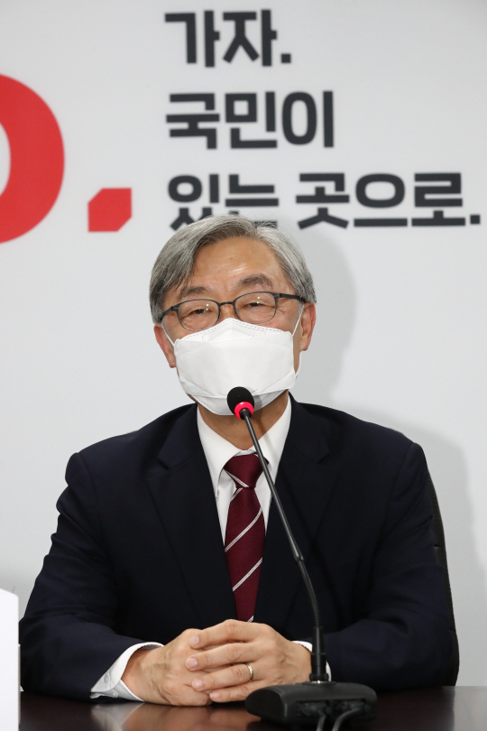 최재형 전 감사원장이 15일 오전 서울 영등포구 여의동 국민의힘 당사에서 이준석 대표를 만나 입당 의사를 밝힌 후 질문에 답하고 있다. 국회사진기자단