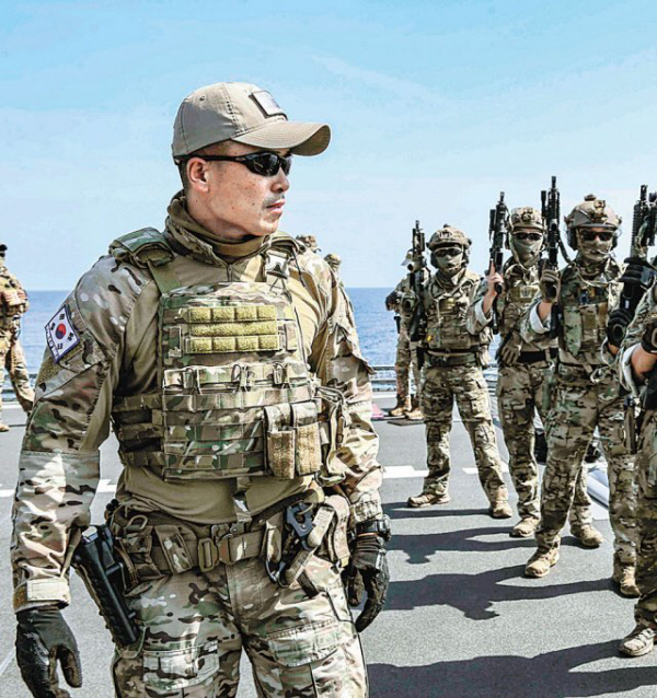 아프리카 아덴만 해역 등지에 파병돼 임무수행 중인 청해부대 34진 문무대왕함 검문검색대 부대원들이 올해 4월 함정비행갑판에서 교육하는 모습. 해군 제공