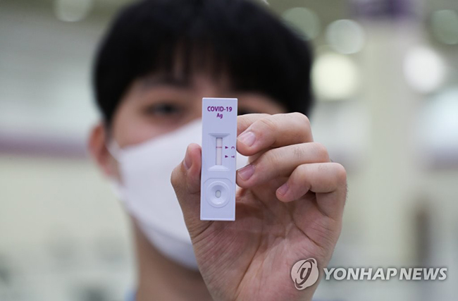 (서울=연합뉴스) 류효림 기자 = 14일 서울 강남구 삼성동 코엑스에서 열린 2021 서울커피엑스포에서 한 참관객들이 입장에 앞서 코로나19 자가진단키트로 검사를 한 뒤 검사키트를 들어 보이고 있다. 2021.7.14