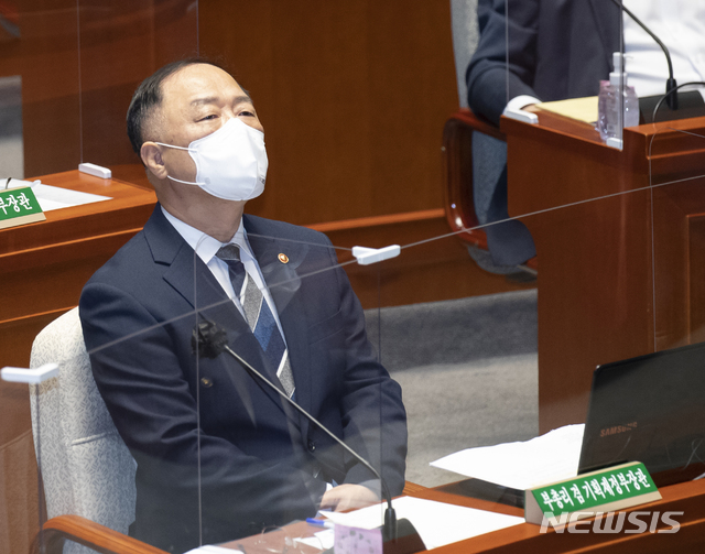 [서울=뉴시스] 홍남기 경제부총리 겸 기획재정부 장관이 15일 서울 여의도 국회에서 열린 예산결산특별위원회 전체회의에서 잠시 생각에 잠겨 있다. (공동취재사진) 2021.07.15.