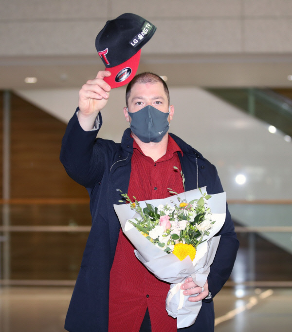 LG 새 외국인타자 저스틴 보어가 15일 인천공항에 입국해 취재진에게 손 인사를 건네고 있다.  LG 제공