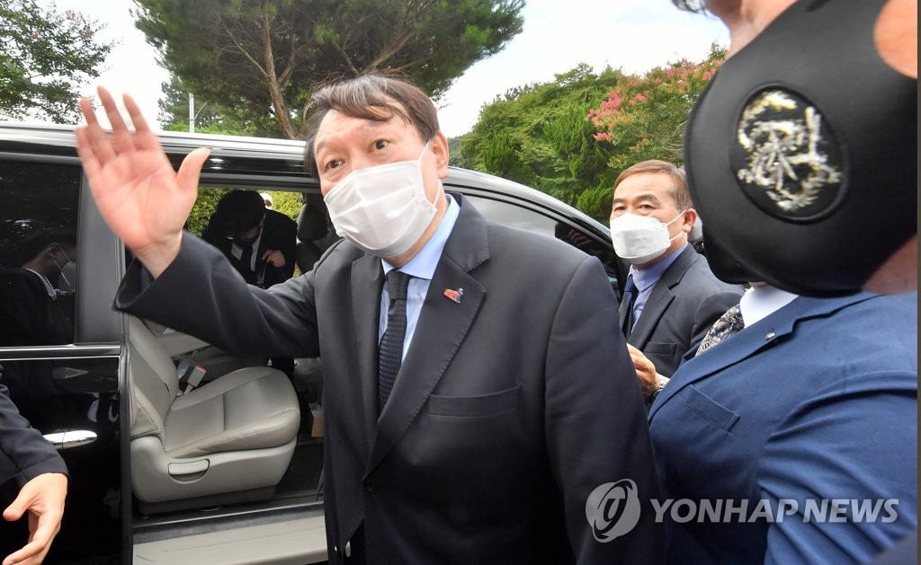 (광주=연합뉴스) 박철홍 기자 = 대선 예비후보인 윤석열 전 검찰총장이 17일 오전 광주 북구 5·18 구묘역(민족민주열사묘역)을 참배하고 떠나며 손을 흔들고 있다. 2021.7.17