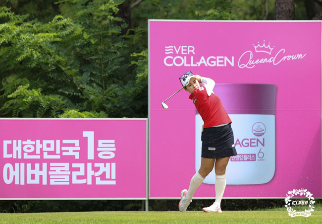 (서울=연합뉴스) 지한솔이 17일 경기 양주시 레이크우드CC에서 열린 한국여자프로골프(KLPGA)투어 ‘에버콜라겐 퀸즈크라운 2021’ 3라운드 2번 홀에서 티샷하고 있다. 2021.7.17[KLPGA 제공. 재판매 및 DB 금지]