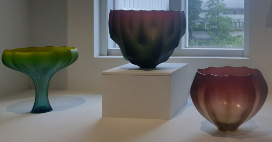 김준용의 유리 작품으로 현대공예의 진화를 보여준다.