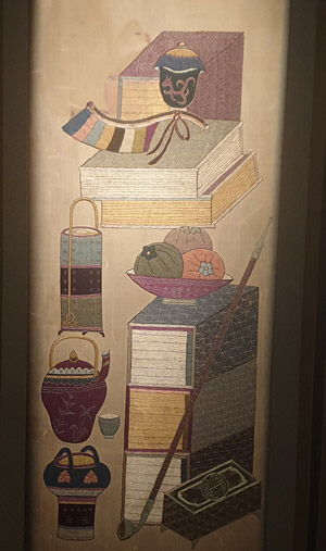 자수로 만든 책가도 병풍 일부.