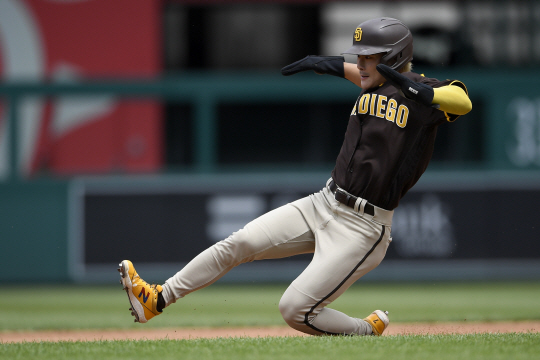 샌디에이고 파드리스의 김하성이 19일 오전(한국시간) 워싱턴 DC의 내셔널스파크에서 재개된 MLB 워싱턴 내셔널스와의 원정경기에서 9회 초 2루를 향해 슬라이딩을 하고 있다.   AP연합뉴스