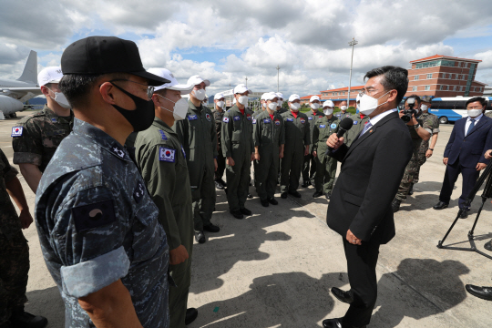 서욱(오른쪽) 국방부 장관이 18일 김해공항에서 청해부대 34진 후송을 위해 현지에 급파되는 장병들을 격려하고 있다.  연합뉴스