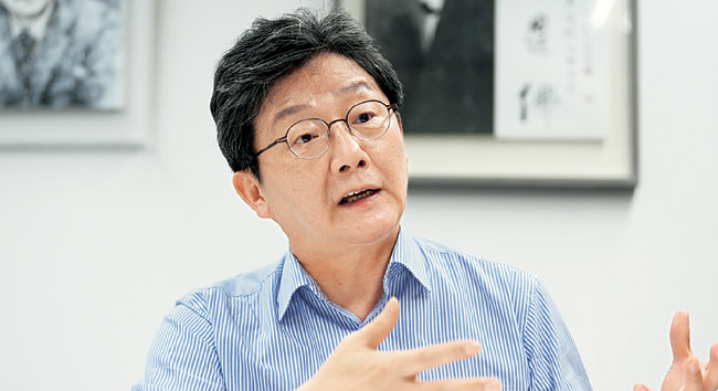 국민의힘 대선 주자인 유승민 전 의원이 19일 서울 영등포구 여의동에 위치한 대선 캠프 사무실에서 ‘경제 대통령’ 선거 공약을 설명하고 있다.  김선규 기자