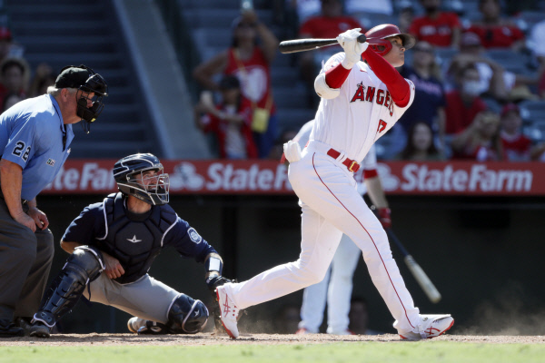 LA 에인절스의 오타니 쇼헤이가 19일 오전(한국시간) 미국 캘리포니아주 애너하임의 에인절 스타디움에서 열린 MLB 시애틀 매리너스와의 홈경기에서 9회 말 2사 3루에서 후반기 첫 홈런포를 가동하고 있다.  AP뉴시스