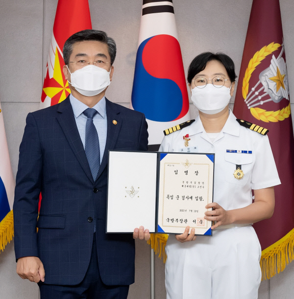 서욱 국방부 장관이 19일 고민숙(오른쪽) 해군 검찰단장을 창군 이래 첫 특임군검사에 임명한 뒤 기념촬영한 모습. 국방부 제공