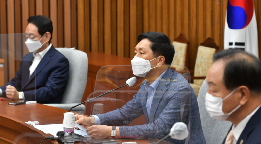 김기현(가운데) 국민의힘 원내대표가 20일 오전 국회에서 열린 원내대책회의에서 모두 발언을 하고 있다. 왼쪽부터 김도읍 정책위의장, 김 원내대표, 한기호 사무총장.  국회사진기자단
