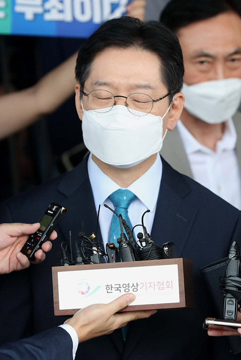 김경수 경남지사가 21일 대법원의 ‘드루킹 댓글 여론조작’ 징역 2년 판결 직후 경남도청에서 “제가 감내해야 할 몫은 온전히 감당하겠다”며 눈을 감고 있다.  연합뉴스