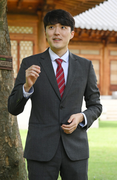 양준우 국민의힘 대변인이 20일 국회 사랑재에서 대변인단 공개경쟁 선발 토론을 통해 대변인으로 활동하게 된 소감을 말하고 있다.   김낙중 기자