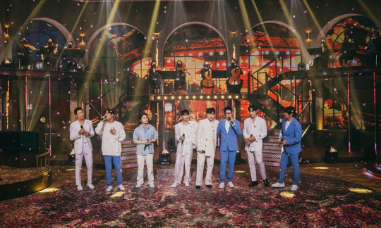 MSG워너비 프로젝트를 통해 배출된 남성 보컬그룹 MOM과 정상동기가 함께 노래를 부르며 4개월에 걸친 여정의 피날레를 장식하고 있다.  MBC 제공