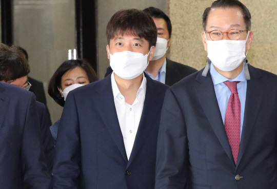 국민의힘 이준석(왼쪽) 대표와 권영세(오른쪽) 의원이 21일 오전 국회에서 열린 최고위원·중진연석회의에 참석하기 위해 회의장으로 이동하고 있다.  국회사진기자단