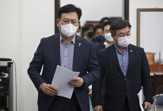 더불어민주당 송영길(왼쪽) 대표와 윤호중 원내대표가 21일 오전 국회에서 열린 최고위원회의에 참석하고 있다.  국회사진기자단