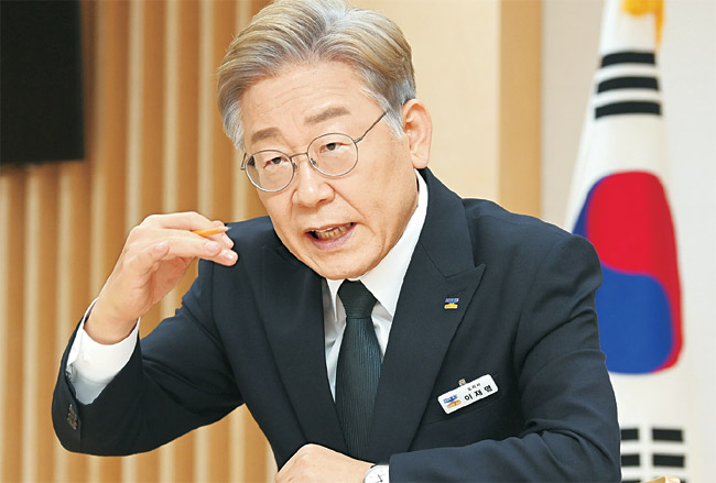 이재명 경기지사가 지난 19일 경기도청에서 진행한 문화일보 인터뷰에서 저성장을 탈피하고 기회 총량을 늘리기 위해 전환적 공정성장이 필요하다고 설명하고 있다. 신창섭 기자