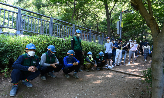 코로나19 신규 확진자가 연일 최고기록을 경신하는 가운데 21일 오전 서울 관악구 신림체육센터 임시선별진료소에서 인근 공사장 인부, 학생 등 다양한 시민들이 검사를 기다리고 있다. 곽성호 기자