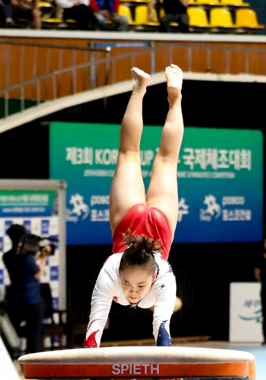 여서정(수원시청)이 도쿄올림픽 여자체조 도마에서 부친인 여홍철 경희대 교수에 이어 올림픽 메달에 도전한다.  뉴시스