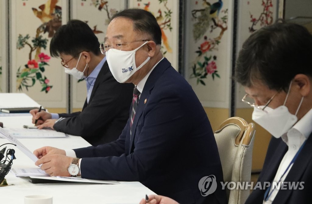 (서울=연합뉴스) 김승두 기자 = 홍남기 부총리 겸 기획재정부 장관이 21일 정부서울청사에서 열린 ‘제26차 부동산시장 점검 관계장관회의’에서 발언하고 있다.