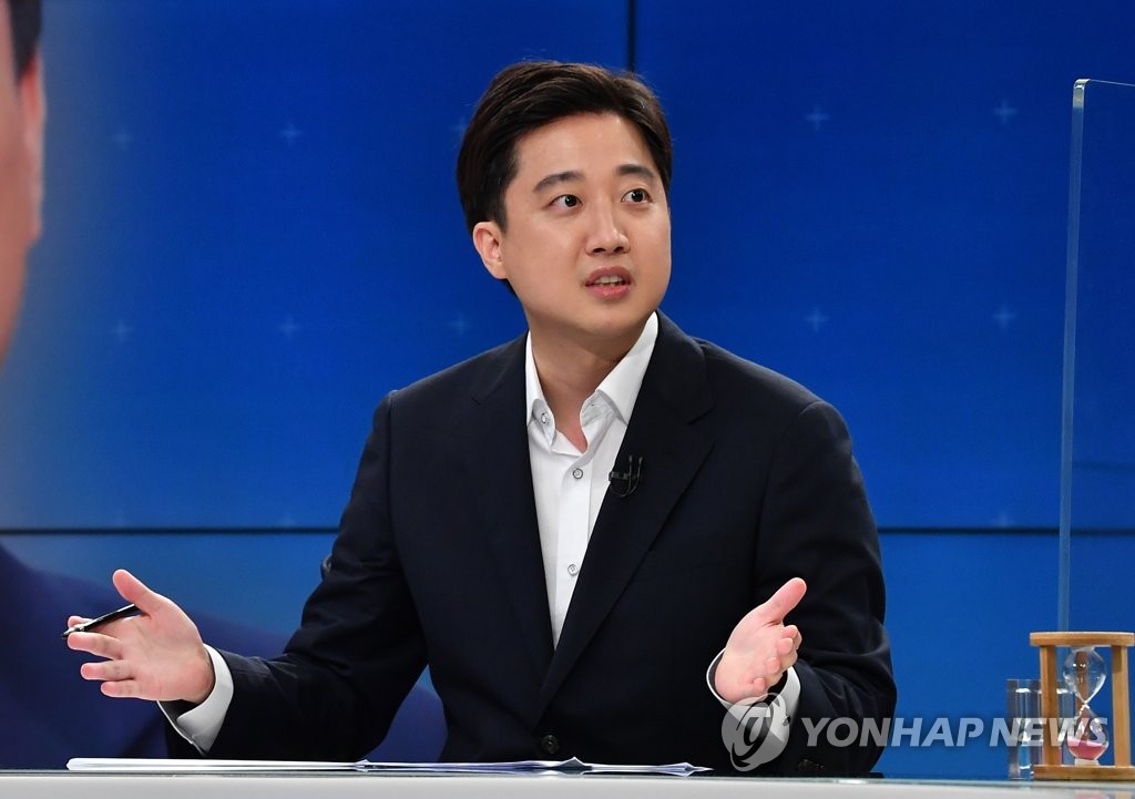(서울=연합뉴스) 국민의힘 이준석 대표가 21일 서울 목동 SBS에서 더불어민주당 송영길 대표와 정치 현안을 놓고 당대표 토론 배틀을 하고 있다. 2021.7.21 [국회사진기자단]