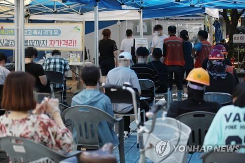 (서울=연합뉴스) 박동주 기자 = 21일 오후 서울 은평구 보건소에서 시민들이 신종 코로나바이러스 감염증(코로나19) 선별검사를 받기 위해 대기하고 있다. 이날 신규 확진자 수는 1천700명대 후반까지 치솟으며 1주일 만에 또 최다 기록을 갈아치웠다. 2021.7.21