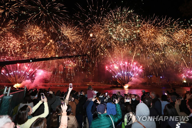 호주 브리즈번에서 2032년 올림픽 개최지로 선정된 소식에 환호하는 사람들.[EPA=연합뉴스]