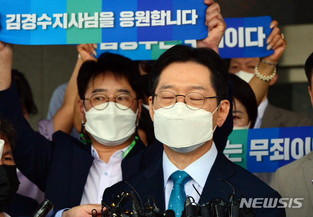 [창원=뉴시스] 김경수 경남지사가 21일 오전 경남도청 현관입구에서 이날 징역형을 확정한 대법원의 최종 판결에 대해 입장을 밝히고 있다. 2021.07.21.