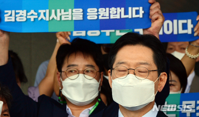 [창원=뉴시스] 김경수 경남지사가 21일 오전 경남도청 현관입구에서 이날 징역형을 확정한 대법원의 최종 판결에 대해 입장을 밝히고 있다. 2021.07.21.