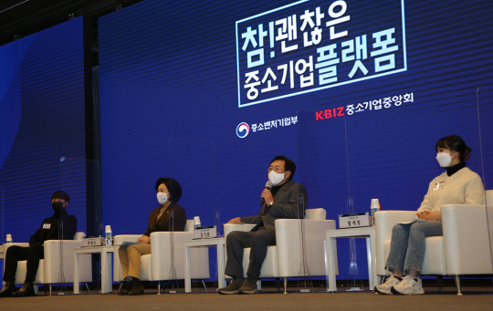 김기문(오른쪽 두 번째) 중소기업중앙회장이 지난 1월 서울 영등포구 여의동 중기중앙회에서 열린 ‘참!괜찮은 중소기업플랫폼’ 론칭 행사에서 발언하고 있다.  중소기업중앙회 제공