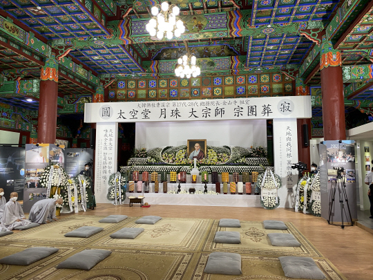 전북 김제 금산사에 마련된 고 월주 스님 분향소를 22일 금산사 스님들이 지키고 있다.    조계종 제공