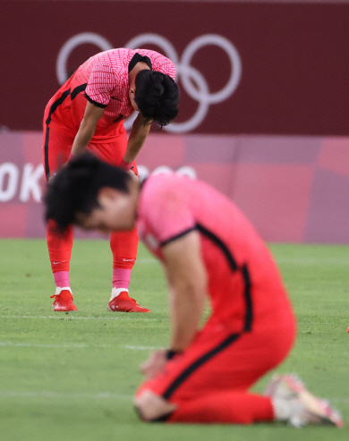 남자축구대표팀이 22일 일본 이바라키현 가시마의 이바라키 가시마 스타디움에서 열린 도쿄올림픽 조별리그 B조 1차전에서 0-1로 패한 뒤 고개를 숙이고 있다.  연합뉴스