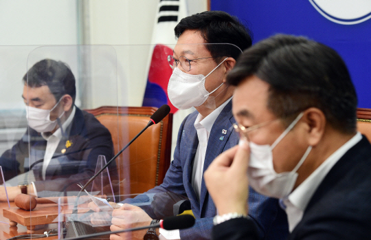 송영길(가운데) 더불어민주당 대표가 23일 오전 국회에서 열린 최고위원회의에서 모두 발언을 하고 있다. 오른쪽부터 윤호중 원내대표, 송 대표, 김용민 최고위원.  국회사진기자단