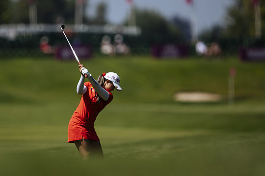 태국의 파자리 아난나루깐이 22일 오후(한국시간) 프랑스 에비앙 레뱅의 에비앙리조트골프클럽에서 열린 LPGA투어 아문디 에비앙 챔피언십 1라운드 18번 홀에서 스윙하고 있다.  AP뉴시스