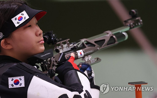 (도쿄=연합뉴스) 19일 오전 도쿄 아사카 사격장에서 10ｍ 공기소총에 출전하는 권은지가 훈련하고 있다. 2021.7.19