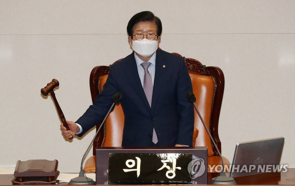 (서울=연합뉴스) 박병석 국회의장이 23일 저녁 서울 여의도 국회에서 열린 제389회 국회(임시회) 제2차 본회의에서 개의를 선언하는 의사봉을 두드리고 있다. 2021.7.23