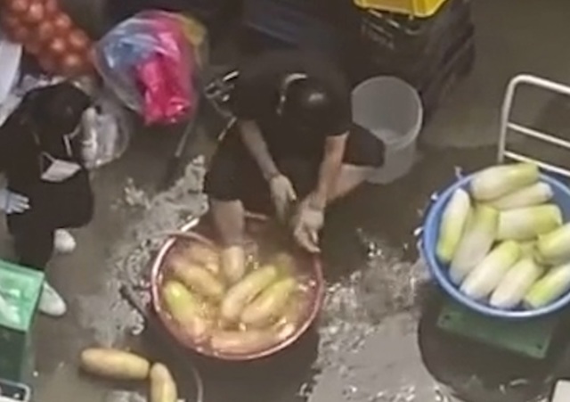 한 남성이 플라스틱 대야에 발을 담근 채 무를 세척하다 사용중인 수세미로 자신의 발을 닦고 있다. 영상: 틱톡 이용자 rbk_89  *재판매 및 DB 금지