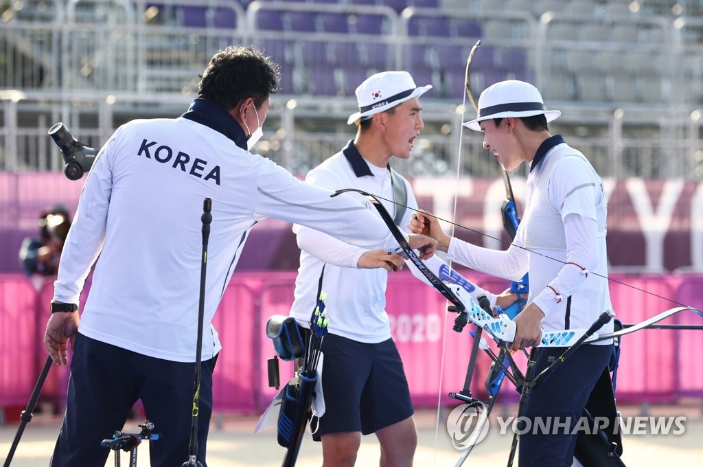 양궁 국가대표 김제덕, 안산, 홍승진 감독이 24일 일본 도쿄 유메노시마 공원 양궁장에서 열린 도쿄올림픽 혼성 결승전에서 파이팅을 외치고 있다.