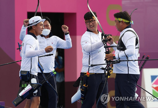 (도쿄=연합뉴스) 26일 일본 유메노시마 공원 양궁장에서 열린 도쿄올림픽 남자 단체전 결승. 우승 확정 후 김제덕, 김우진, 오진혁이 환호하고 있다. 2021.7.26