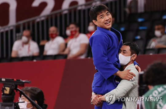 (도쿄=연합뉴스) 26일 일본 도쿄 지요다구 무도관에서 열린 도쿄올림픽 유도 남자 73kg급 동메달 결정전에서 안창림이 루스탐 오루조프(아제르바이잔)에게 승리를 거두며 동메달을 획득 한 후 송대남 코치와 포옹을 하고 있다. 2021.7.26