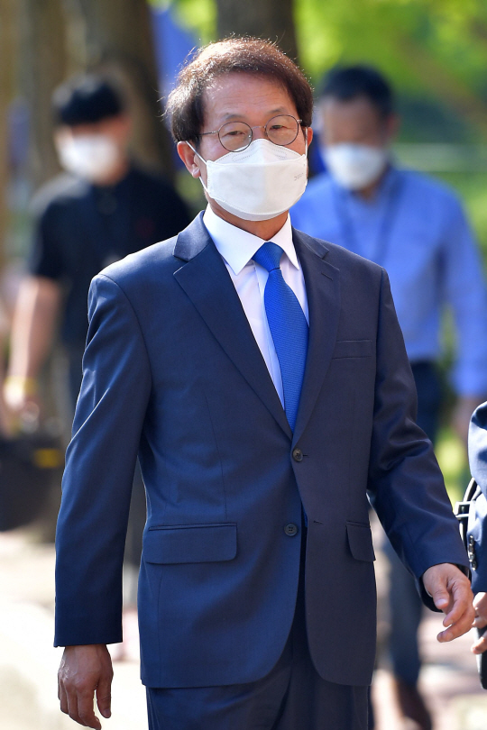 해직 교사 부당 특별채용 혐의로 소환된 조희연 서울시교육감이 27일 오전 정부과천청사 고위공직자범죄수사처(공수처)로 출석하면서 굳은 표정을 짓고 있다. 연합뉴스