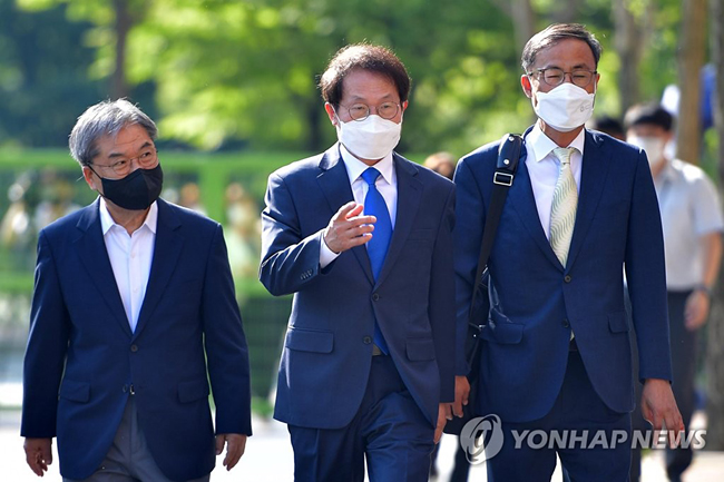 (과천=연합뉴스) 이진욱 기자 = 해직교사 부당 특별채용 의혹을 받는 조희연 서울시교육감이 27일 오전 정부과천청사 고위공직자범죄수사처(공수처)에 출석하고 있다. 2021.7.27