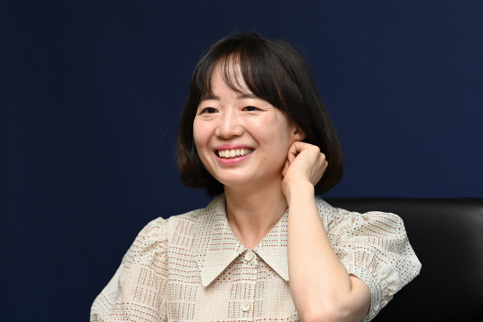 “이제야 글 쓰는 일이 저한테 착 붙은 기분이에요.” 장편소설 ‘밝은 밤’을 출간한 최은영 소설가가 지난 23일 서울 중구 문화일보에서 환하게 웃고 있다.