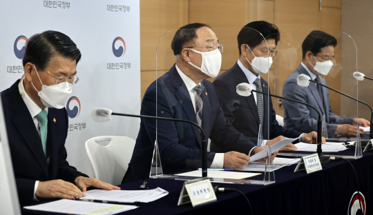 28일 오전 정부서울청사에서 열린 부동산 관계부처 합동브리핑에서 홍남기(왼쪽 두 번째) 부총리 겸 기획재정부 장관이 긴급 부동산 담화를 발표하고 있다. 왼쪽부터 은성수 금융위원장, 홍 부총리, 노형욱 국토교통부 장관, 김창룡 경찰청장.