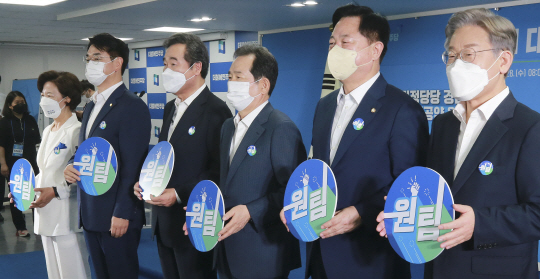 더불어민주당 대통령 선거 경선 후보들이 28일 오전 서울 여의도 중앙당사에서 열린 ‘제20대 대선 후보자 원팀 협약식’에서 기념 촬영을 하고 있다. 왼쪽부터 추미애 전 법무부 장관, 박용진 의원, 이낙연 전 대표, 정세균 전 국무총리, 김두관 의원, 이재명 경기지사. 국회사진기자단