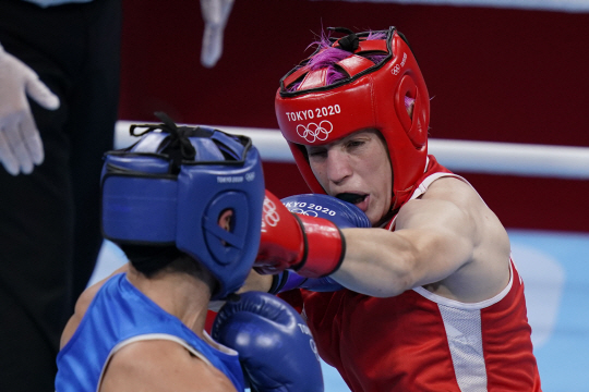 27일 일본 도쿄 국기관에서 열린 여자복싱 60㎏급 32강전에서 프랑스의 마에바 하마두슈(오른쪽)와 핀란드의 미라 포트코넨이 주먹을 날리고 있다.  AP 연합뉴스