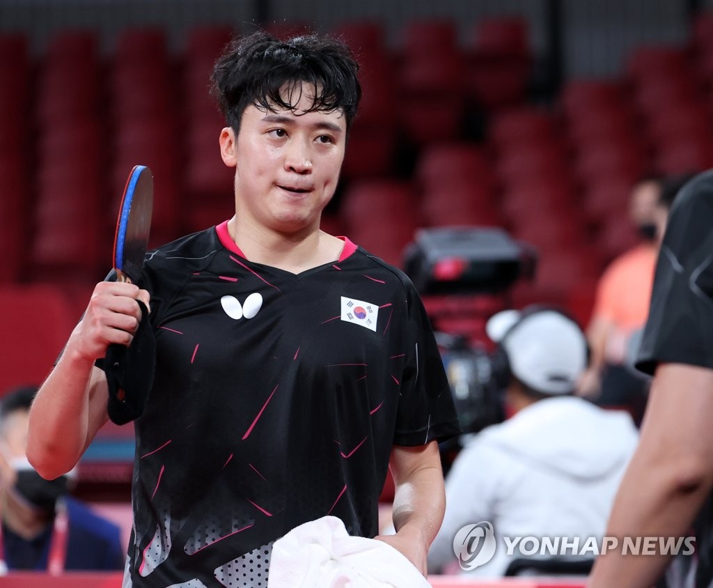 (도쿄=연합뉴스) 27일 일본 도쿄체육관에서 열린 탁구 예선전 남자단식 3회전에 나선 정영식이 그리스 파나지오티스를 물리친 뒤 좋아하고 있다. 2021.7.27